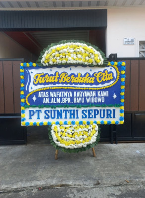 Papan Bunga Duka di Teluk Pucung