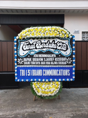 Papan Bunga Duka di Teluk Pucung